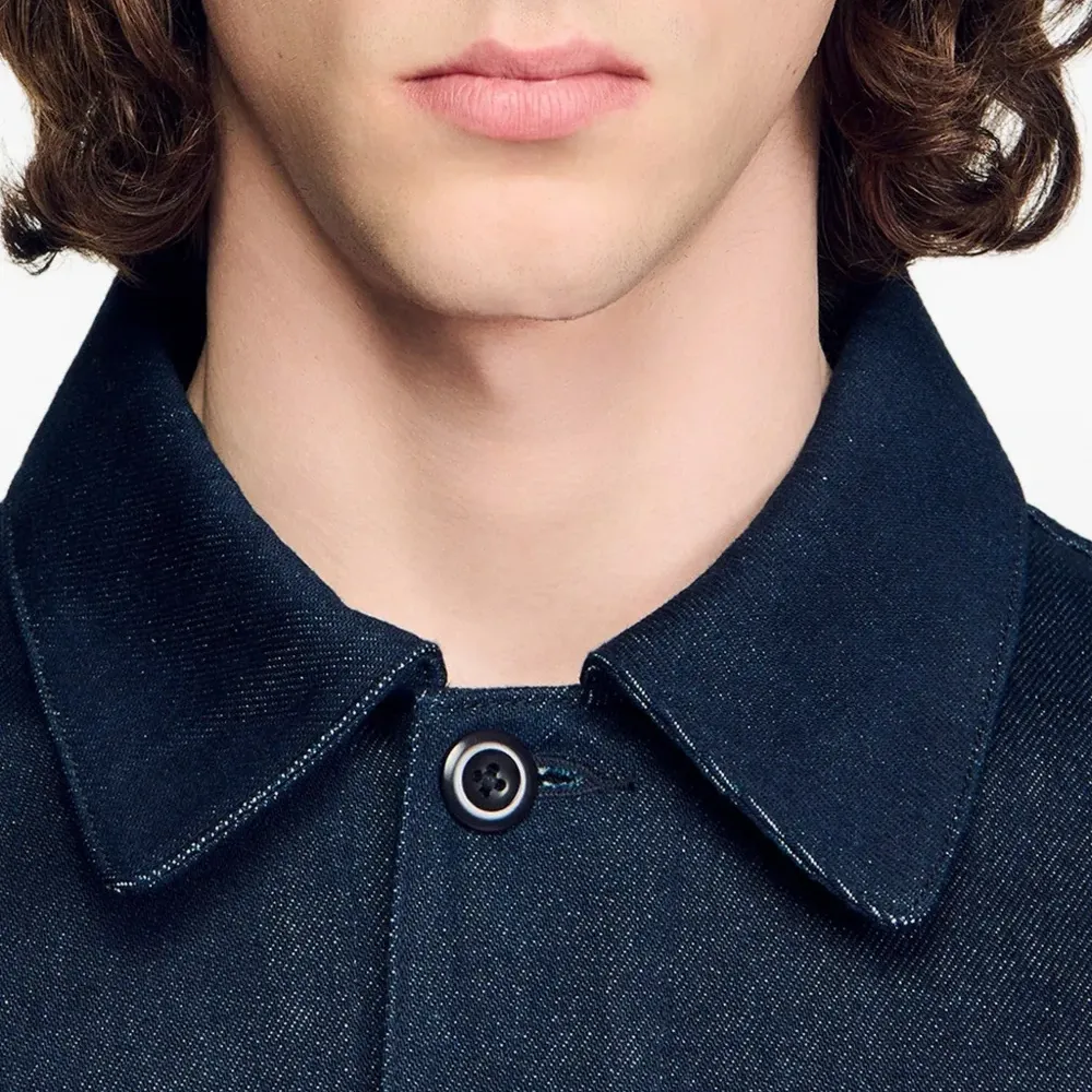 Джинсовая куртка на пуговицах