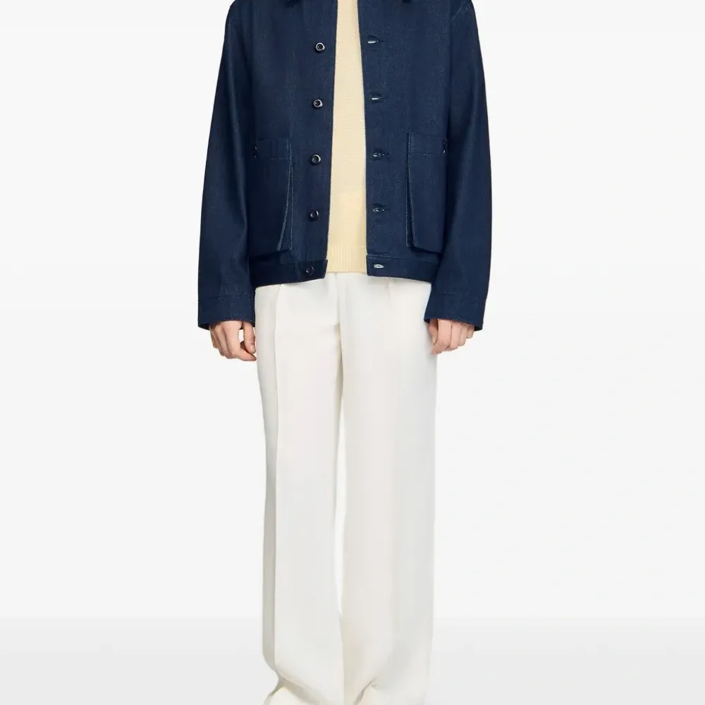 Джинсовая куртка на пуговицах