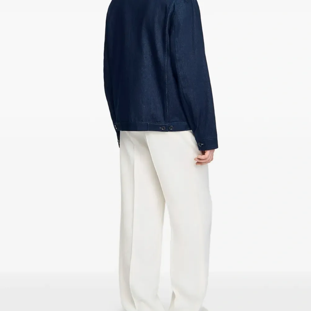 Джинсовая куртка на пуговицах