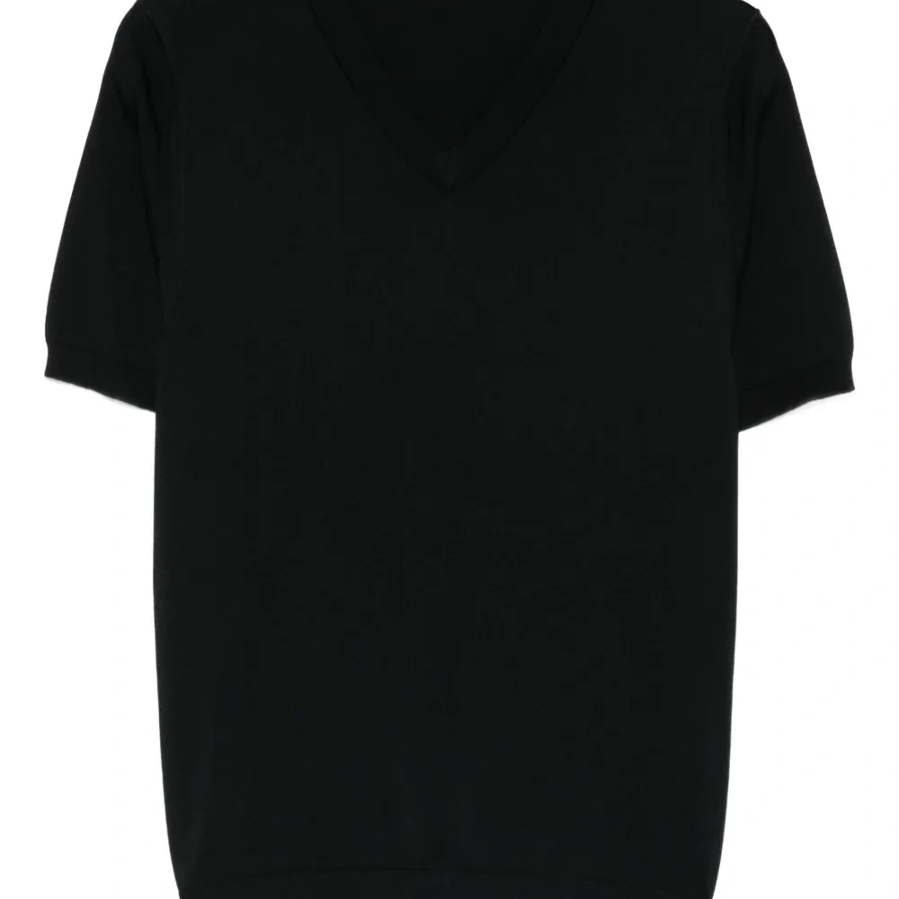 Футболка с V-образным вырезом