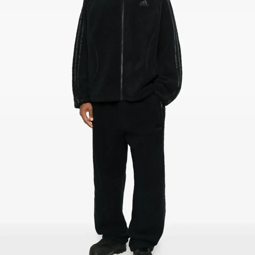 Спортивные брюки с лампасами