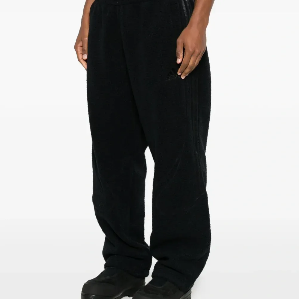 Спортивные брюки с лампасами