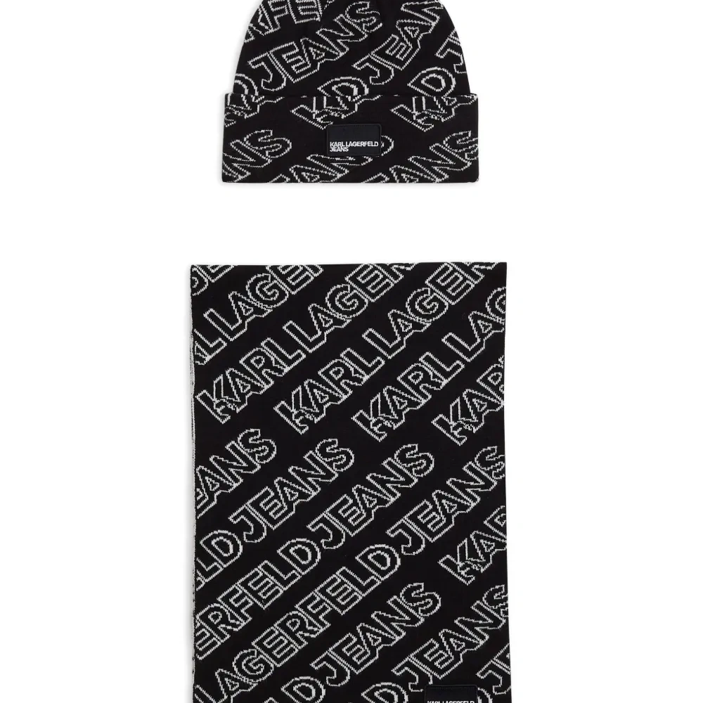 Комплект из шапки и шарфа с монограммой