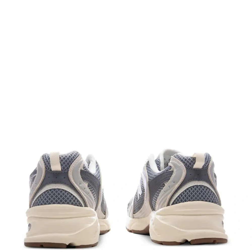 Кроссовки 530