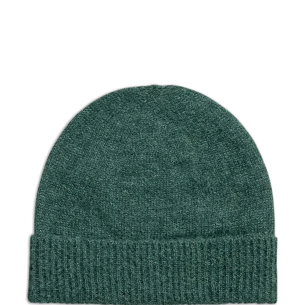 Вязаная шапка в рубчик