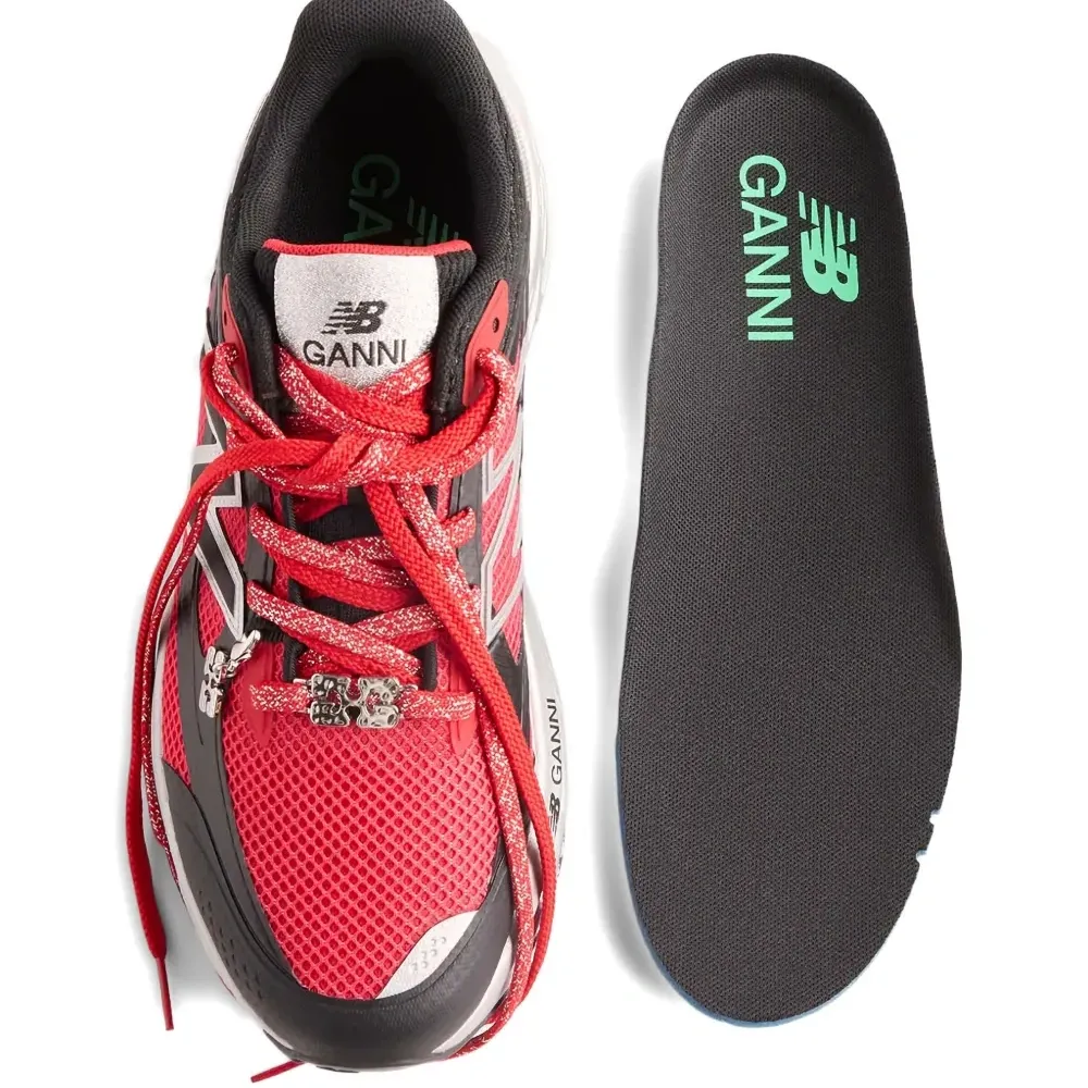 Кроссовки Red FFT из коллаборации с New Balance