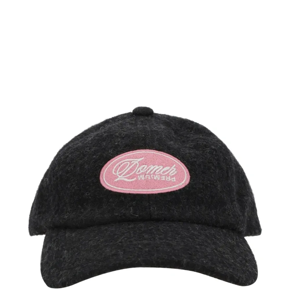 Шапка с нашивкой-логотипом