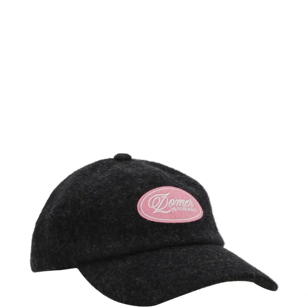 Шапка с нашивкой-логотипом