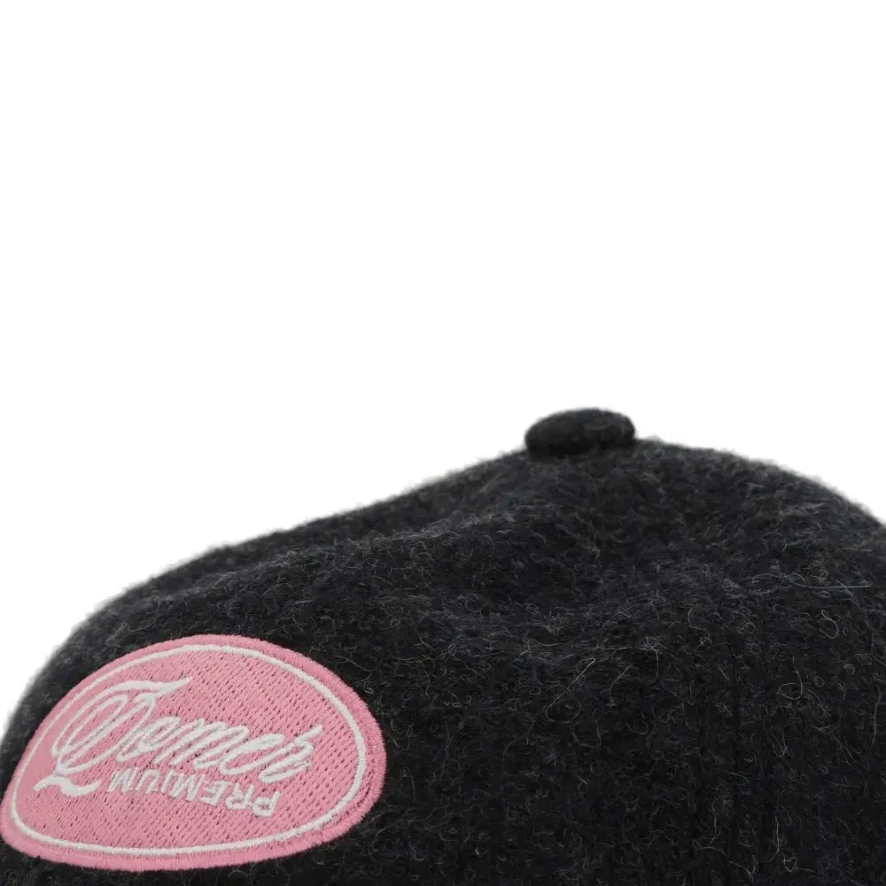 Шапка с нашивкой-логотипом