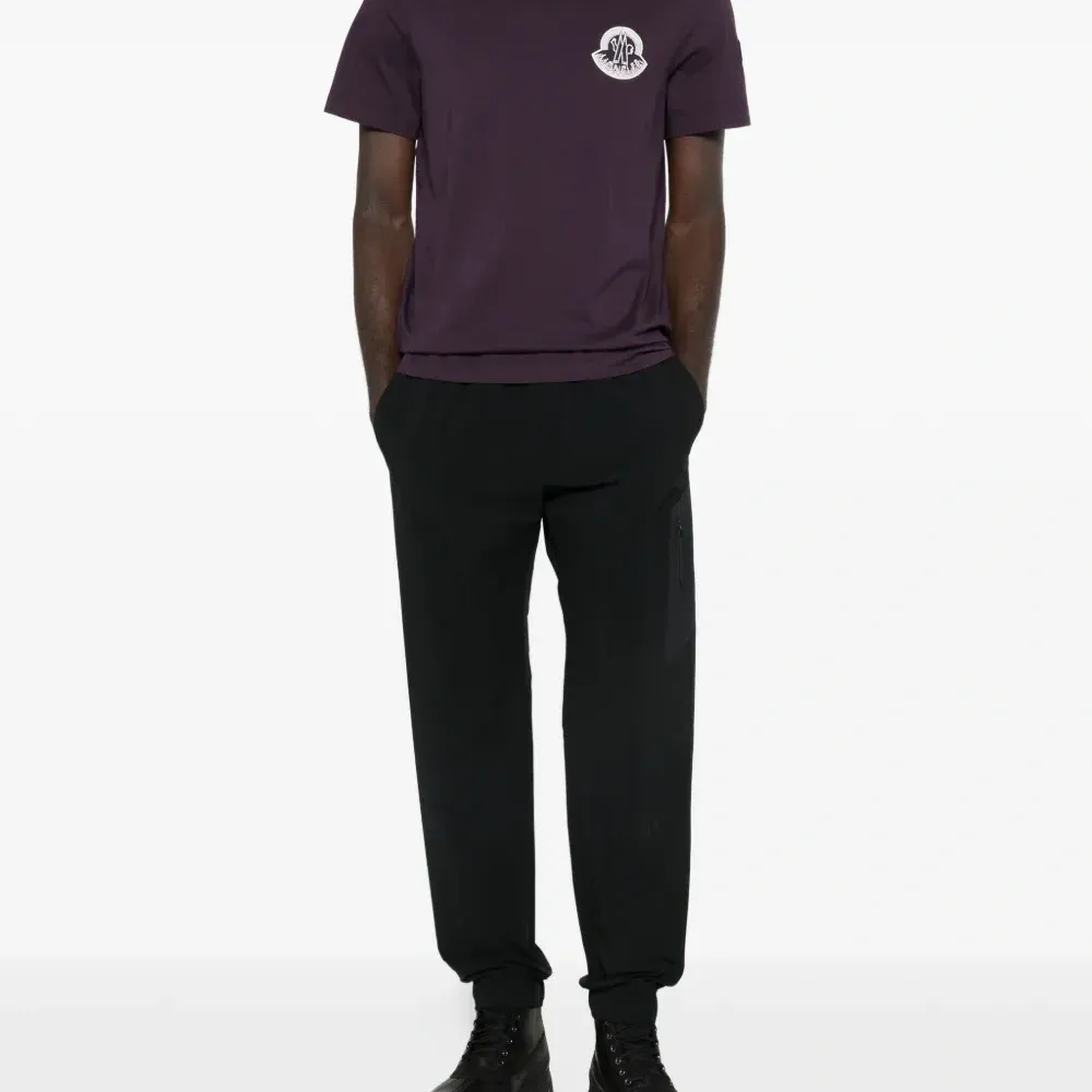 Футболка с нашивкой-логотипом