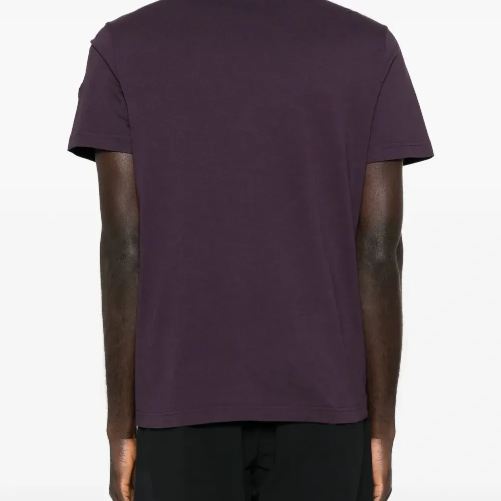 Футболка с нашивкой-логотипом