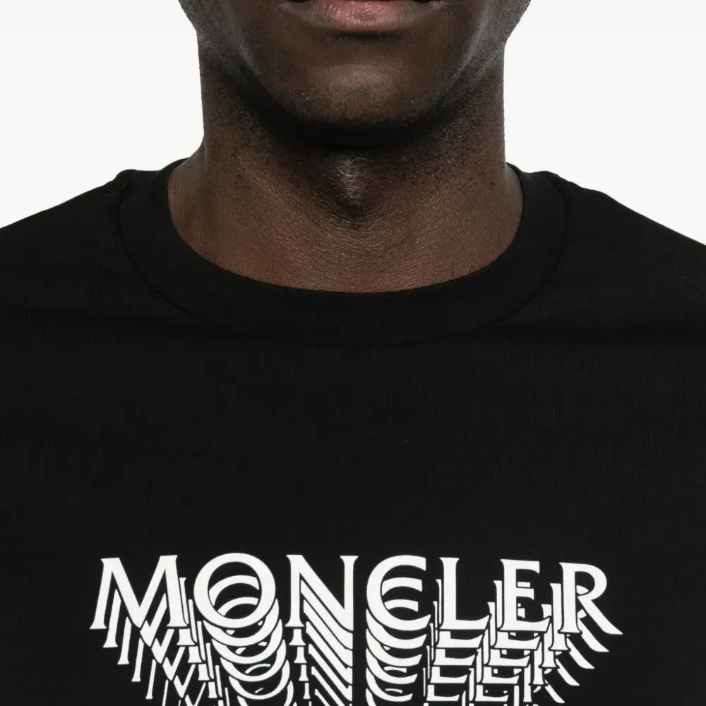 Футболка с логотипом