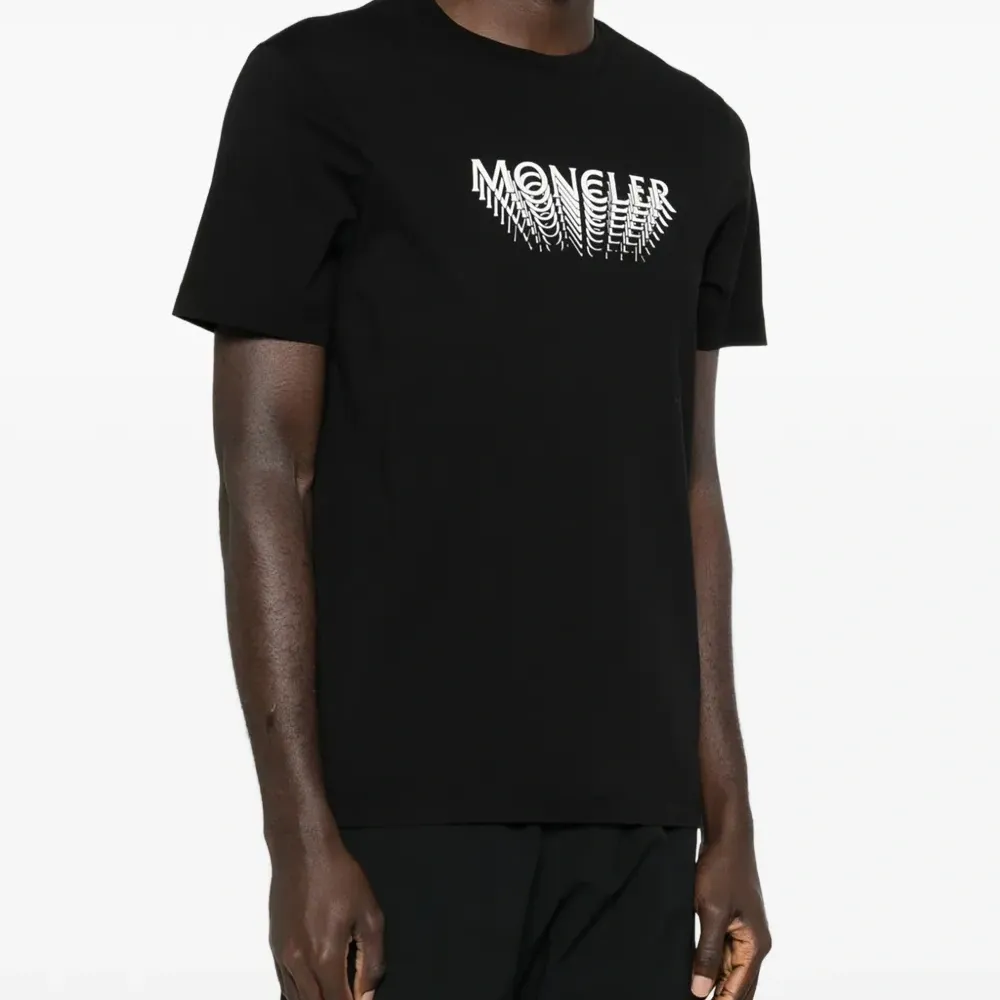 Футболка с логотипом