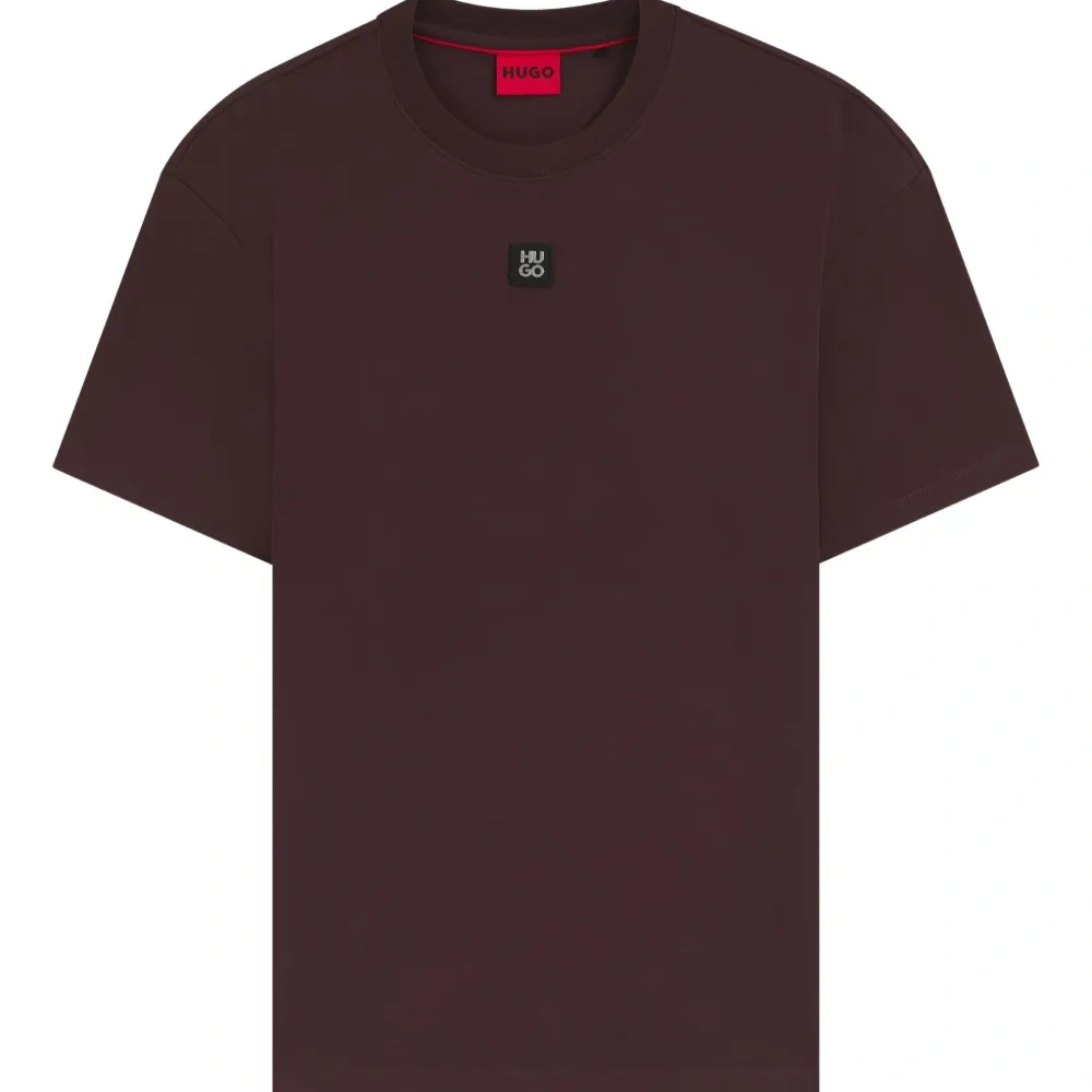 Футболка с нашивкой-логотипом