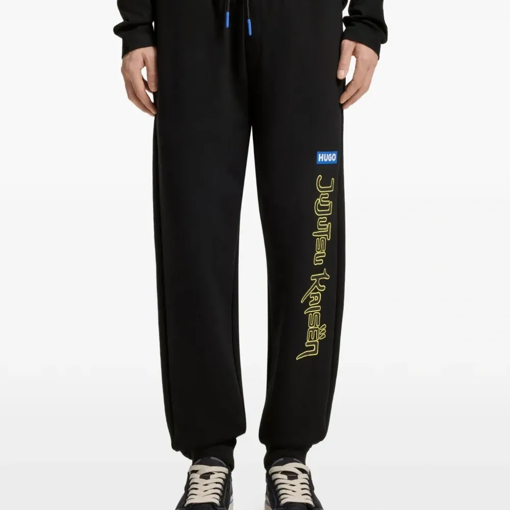 Спортивные брюки с кулиской и логотипом из коллаборации с Jujutsu Kaisen
