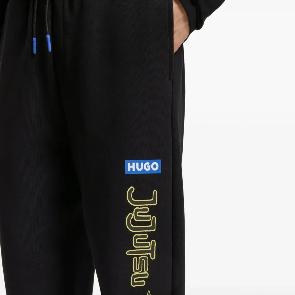 Спортивные брюки с кулиской и логотипом из коллаборации с Jujutsu Kaisen