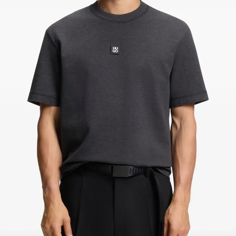 Футболка с нашивкой-логотипом