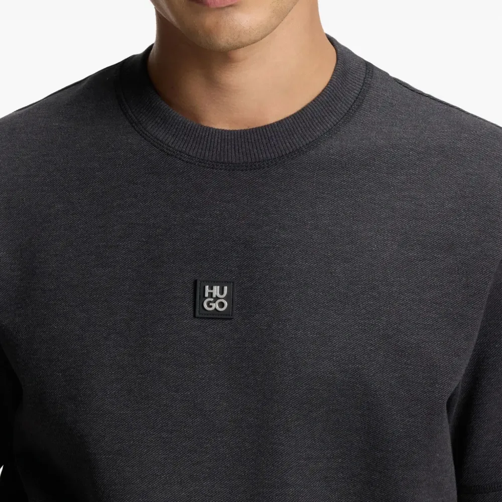 Футболка с нашивкой-логотипом