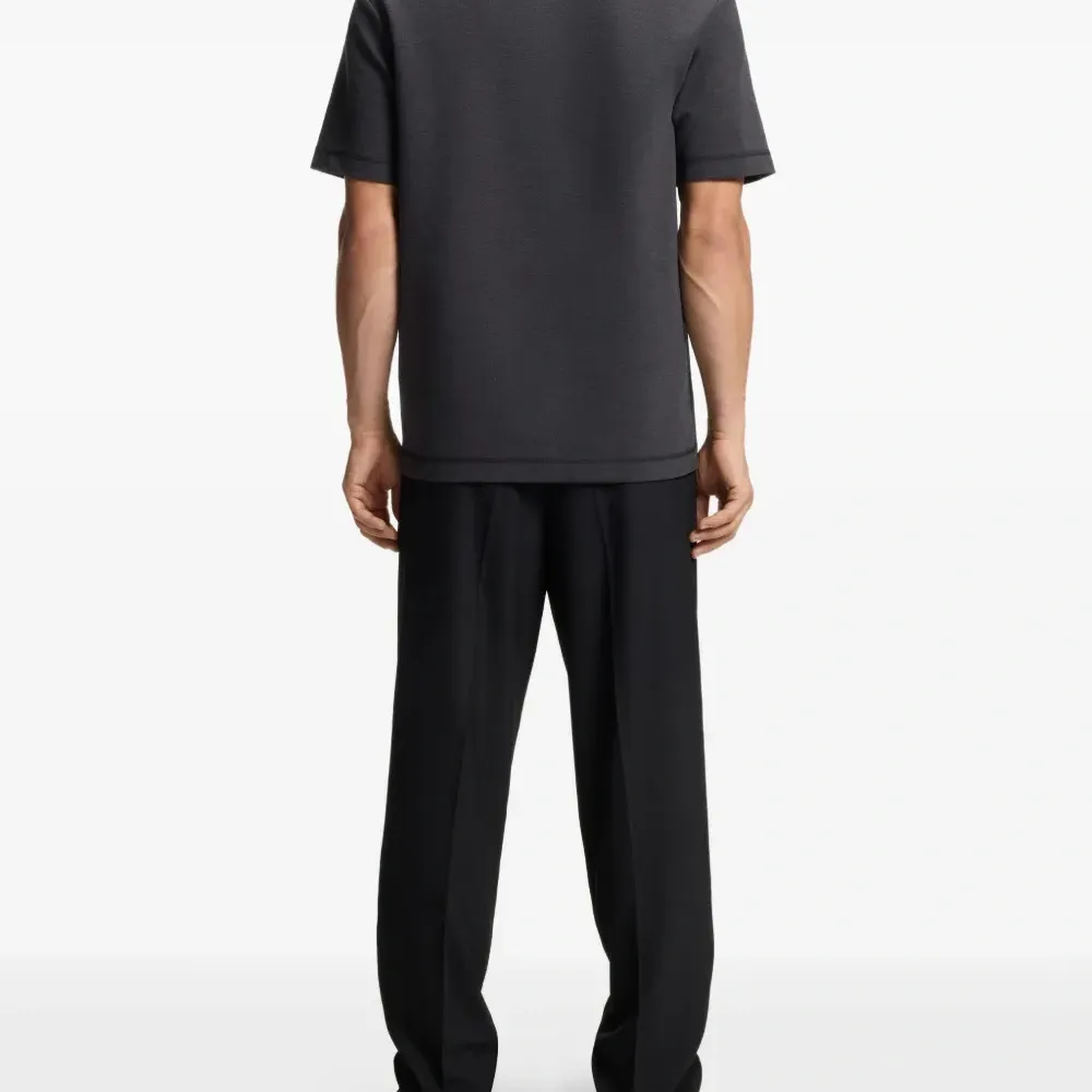 Футболка с нашивкой-логотипом