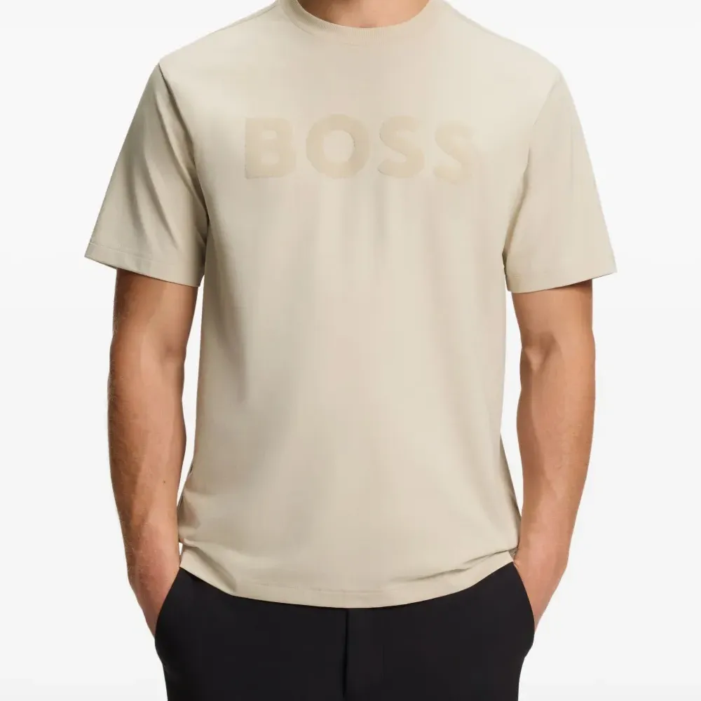 Футболка с тисненым логотипом