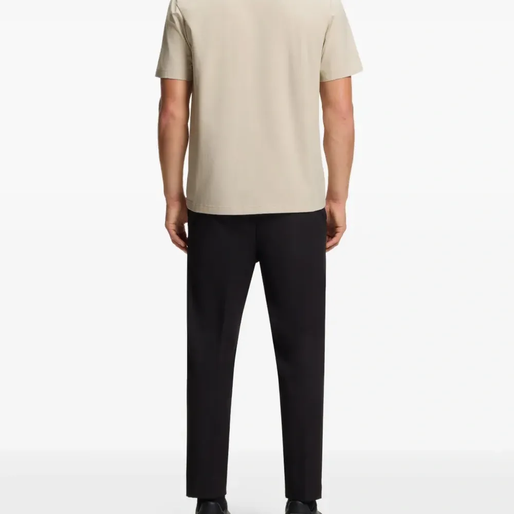 Футболка с тисненым логотипом