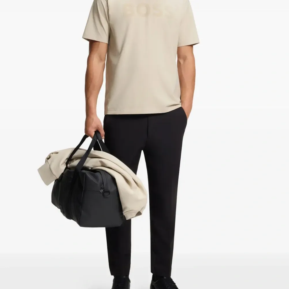 Футболка с тисненым логотипом