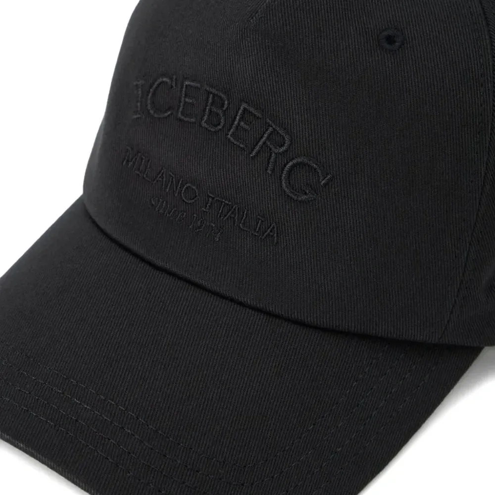 Бейсболка с вышивкой логотипа