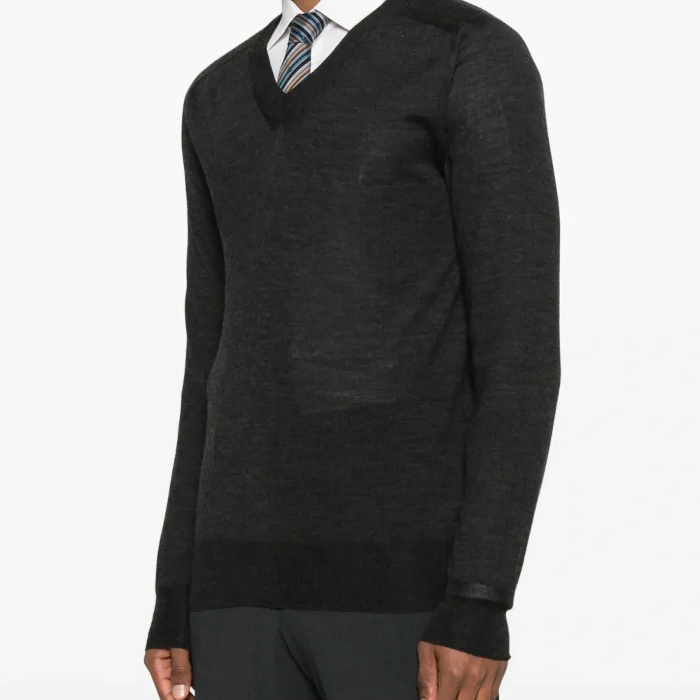 Топ с V-образным вырезом и длинными рукавами