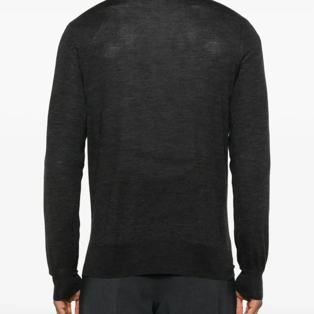 Топ с V-образным вырезом и длинными рукавами