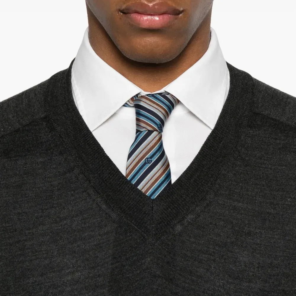 Топ с V-образным вырезом и длинными рукавами