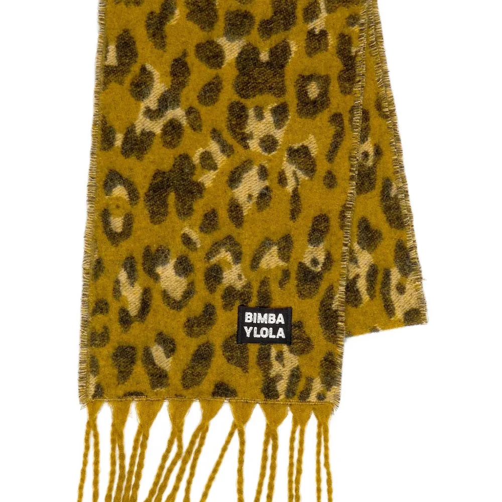 Шарф с анималистичным принтом и кисточками