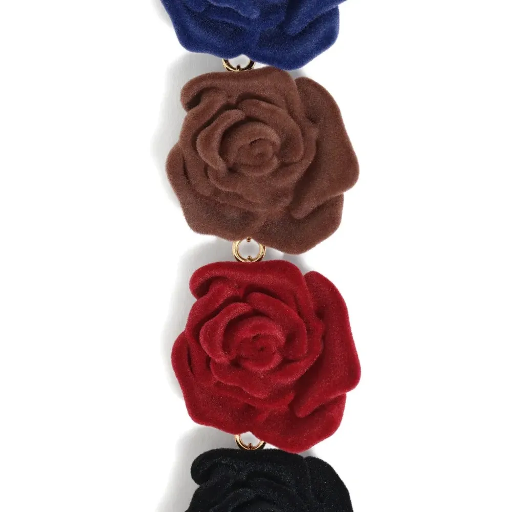 Колье с декором в форме роз Колье с декором в форме роз