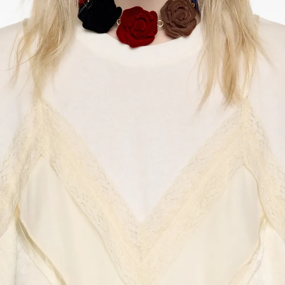 Колье с декором в форме роз Колье с декором в форме роз