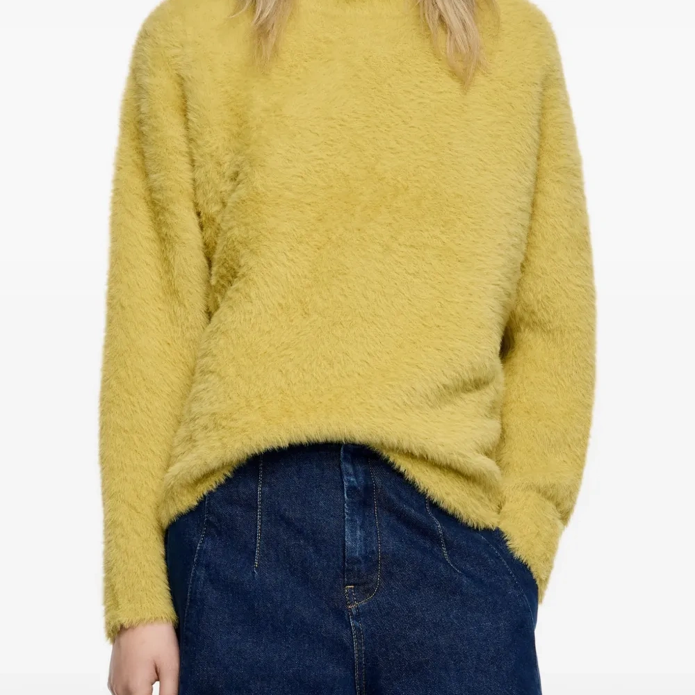 Свитер с высоким воротником