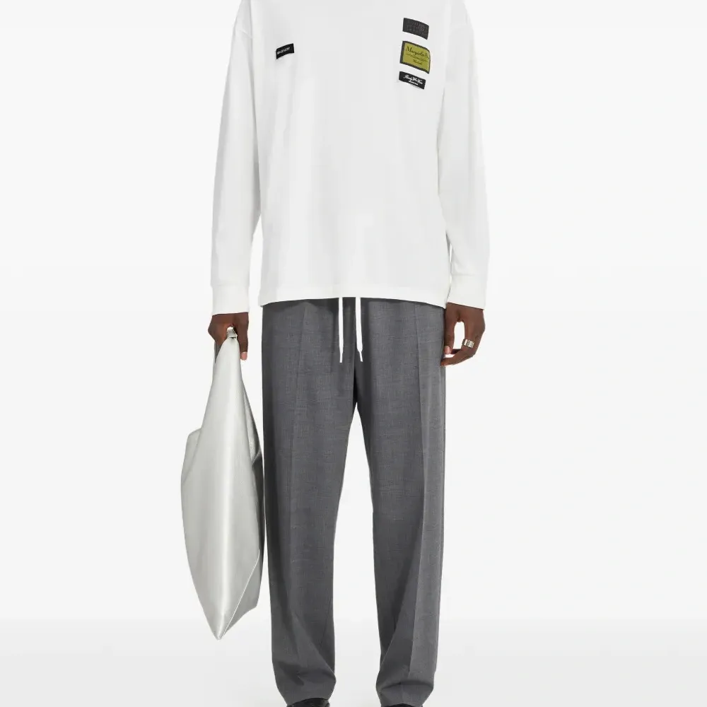 Футболка с длинными рукавами и нашивкой