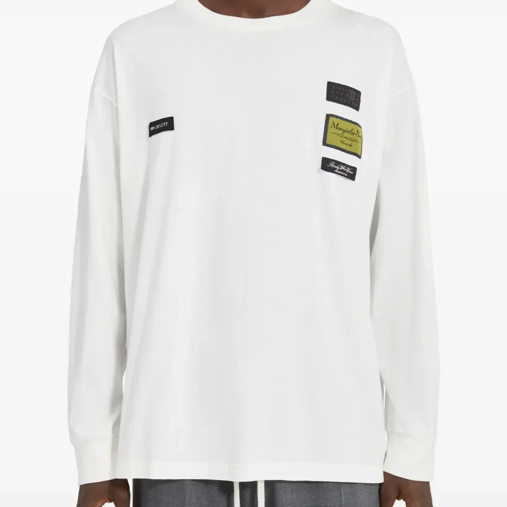 Футболка с длинными рукавами и нашивкой