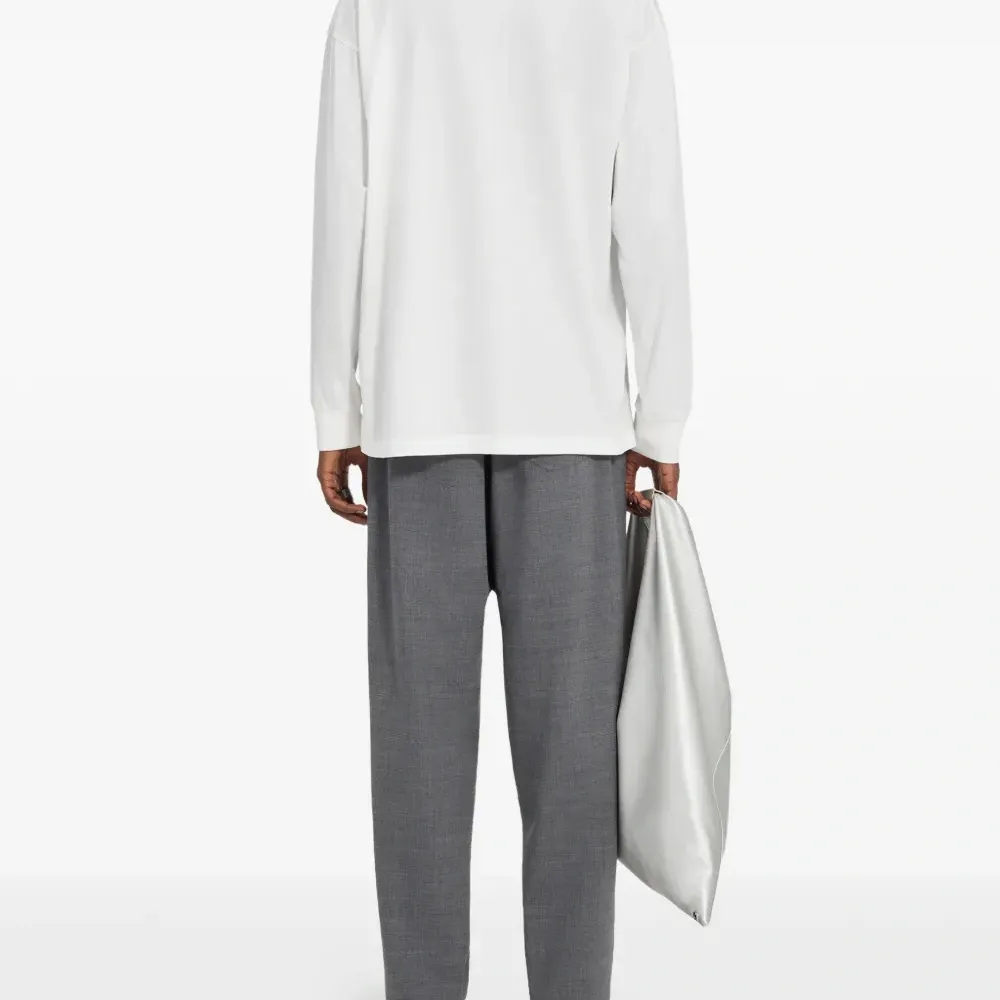 Футболка с длинными рукавами и нашивкой