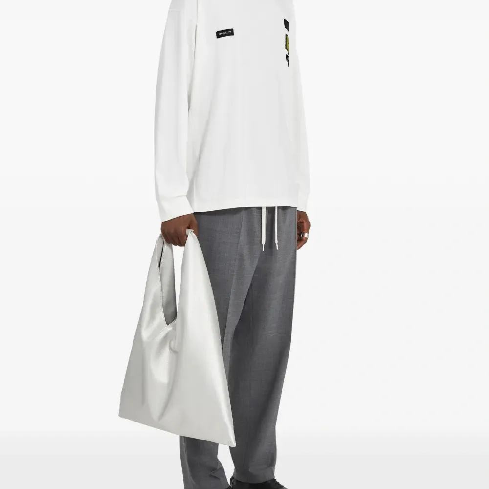 Футболка с длинными рукавами и нашивкой