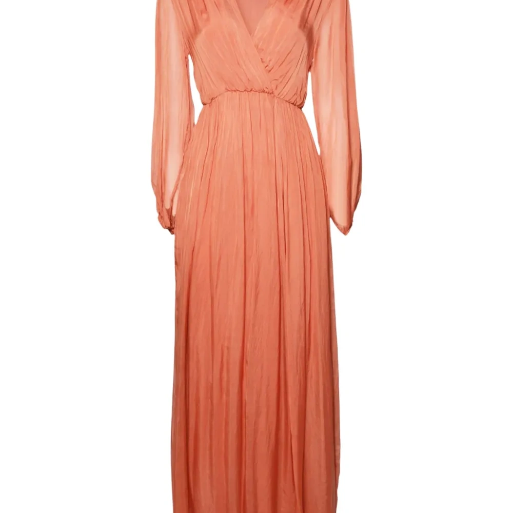 Платье с V-образным вырезом и длинными рукавами