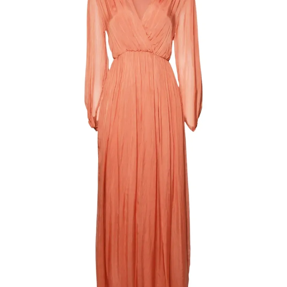 Платье с V-образным вырезом и длинными рукавами