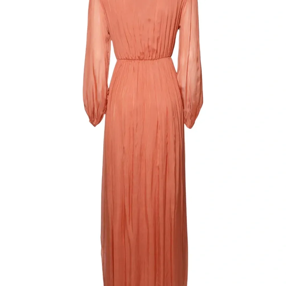 Платье с V-образным вырезом и длинными рукавами