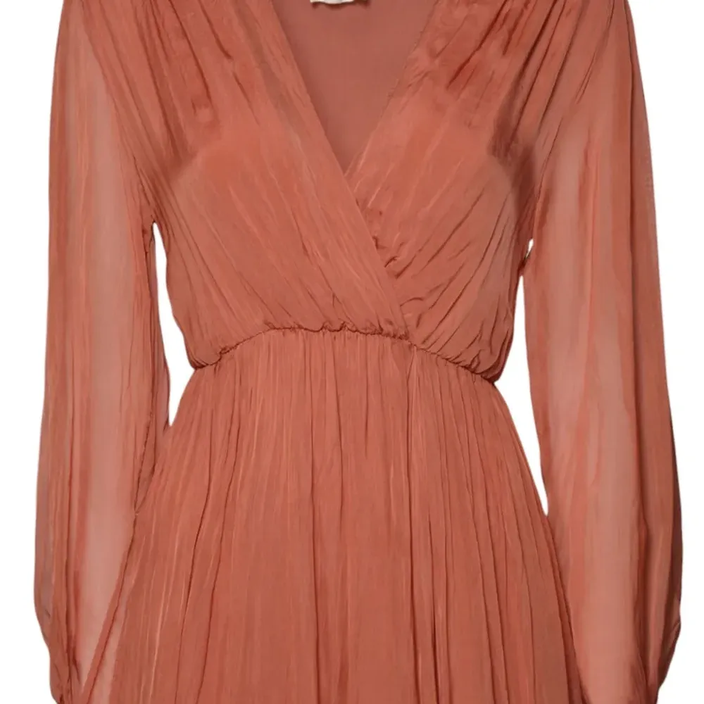 Платье с V-образным вырезом и длинными рукавами