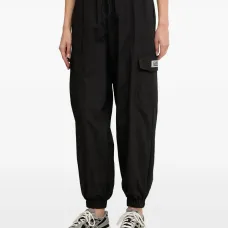 Спортивные штаны с нашивкой-логотипом