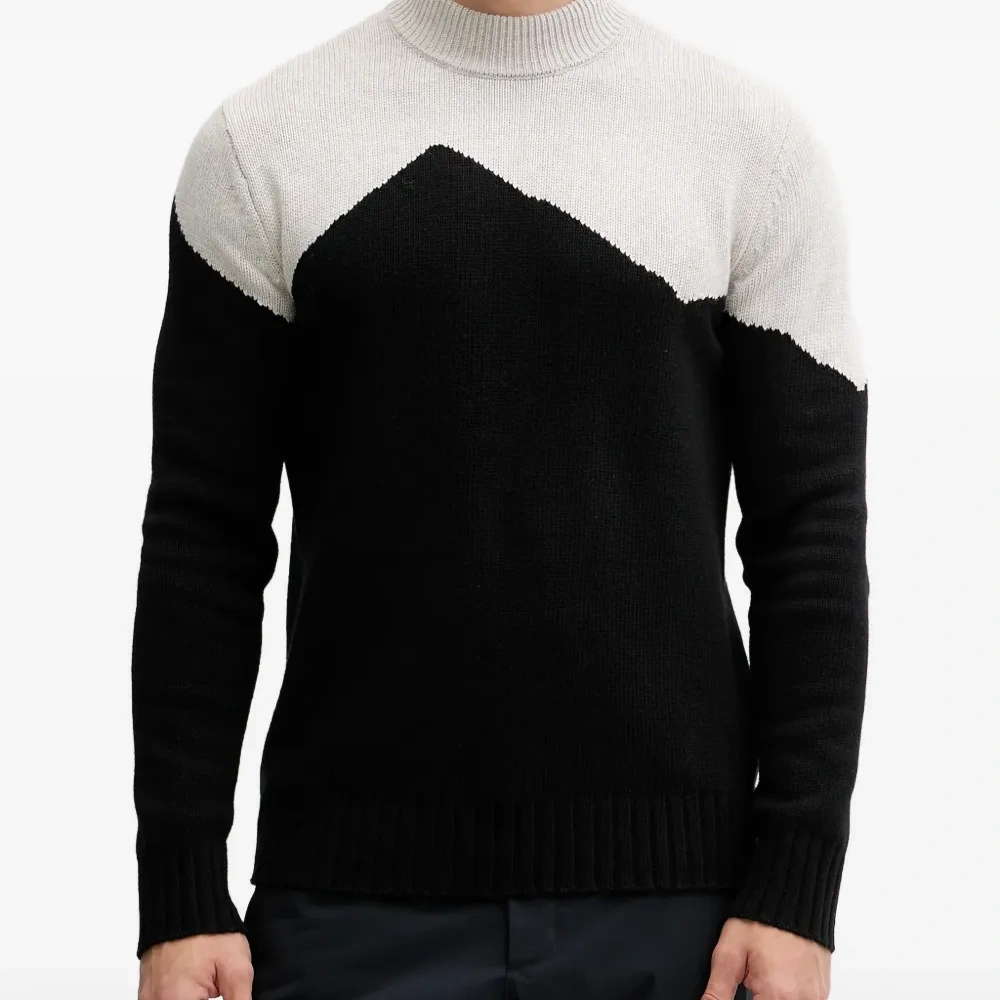 Свитер с высоким воротником в стиле колор-блок