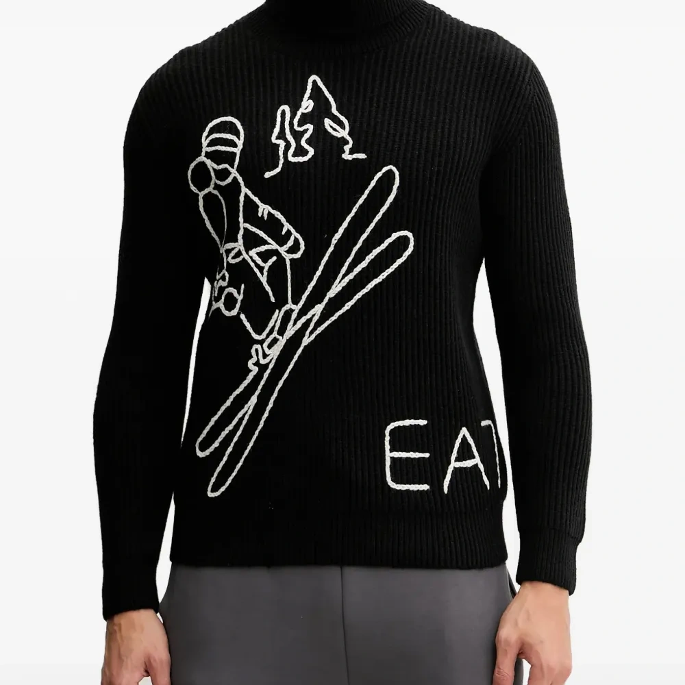 Свитер с высоким воротником и графичным принтом