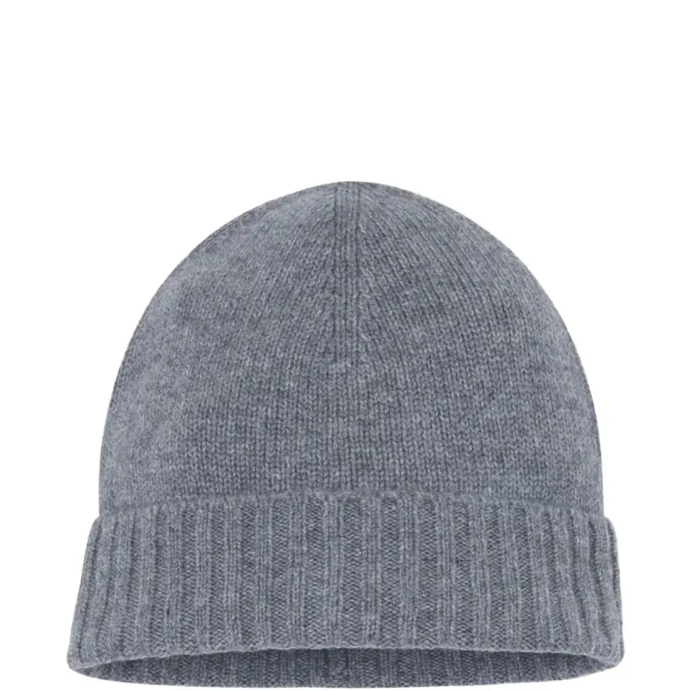 Вязаная шапка в рубчик