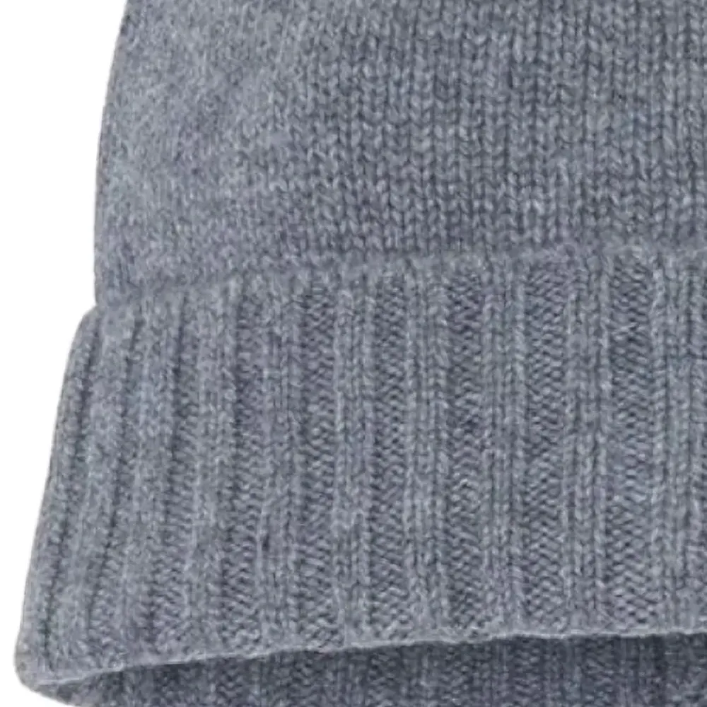 Вязаная шапка в рубчик