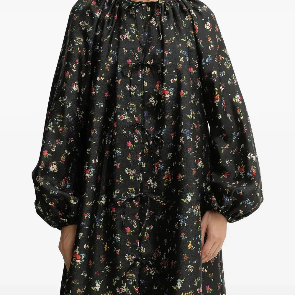 Мини-платье с цветочным принтом и завязками