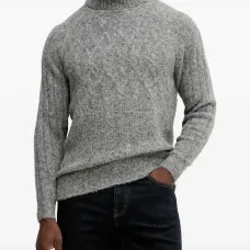 Свитер фактурной вязки с высоким воротником
