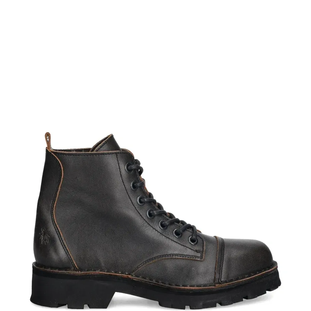 Ботинки на шнуровке с протекторной подошвой